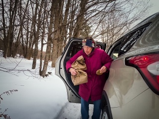 Liz Barron delivers a hot meal to a hospice patient with Home Health & Hospice.