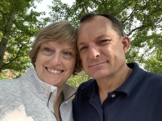 Portrait of Cindy and Jim Evans outside.