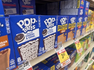 Close up of protein pop tarts on a grocery aisle shelf.