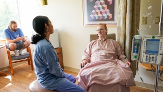 A medical provider speaks to a pregnant patient.