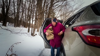 Liz Barron delivers a hot meal to a hospice patient with Home Health & Hospice.