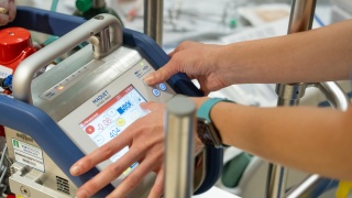 Nurse Alicia Imbergamo operates an ECMO machine during the ECMO team’s bimonthly simulation.