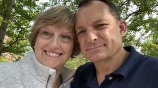 Portrait of Cindy and Jim Evans outside.