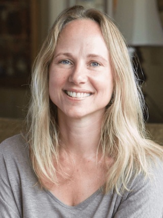 Rachel Lee Cummings head shot photo.