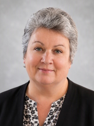 Portrait of Tammy Reynolds.